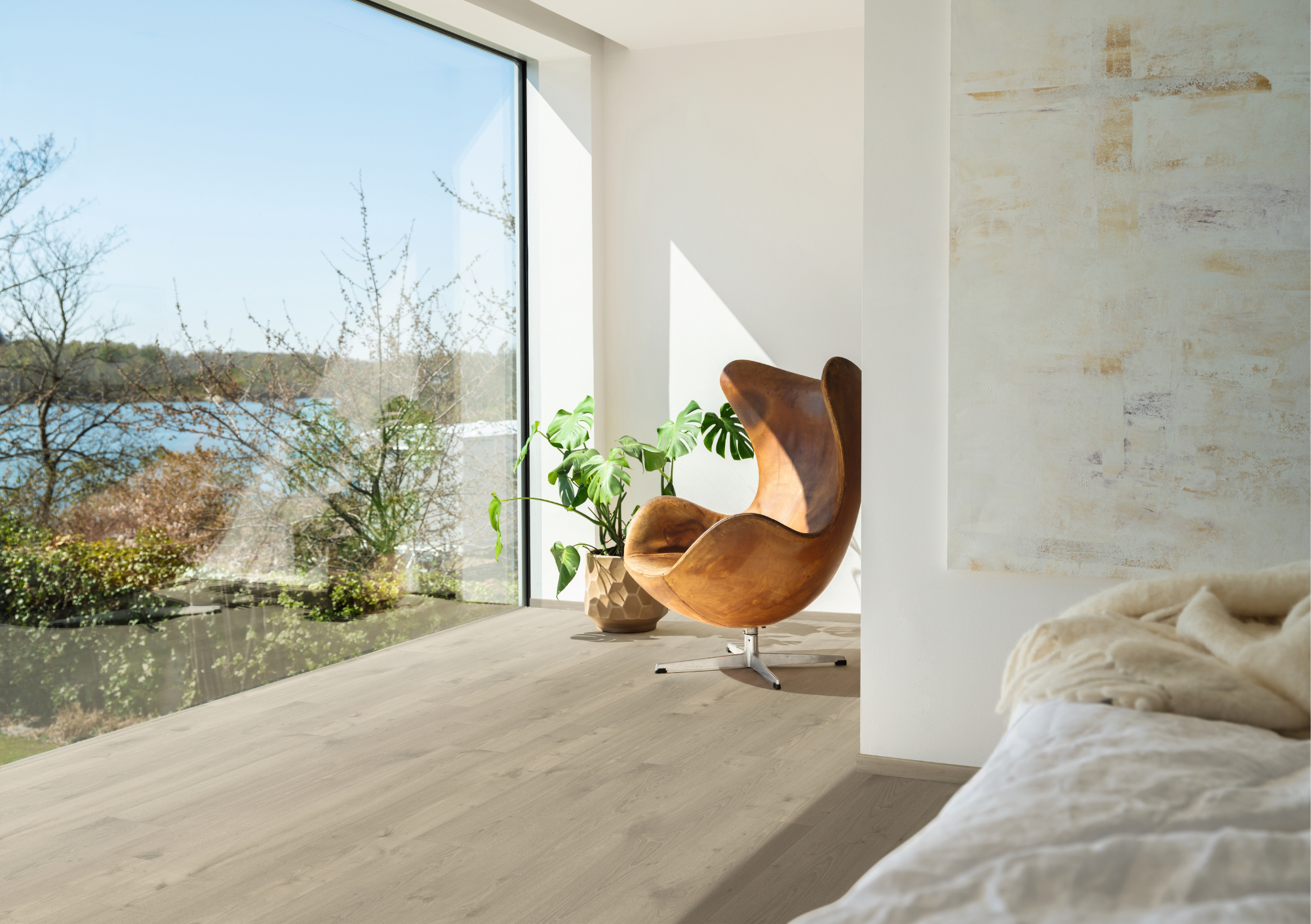 Skandinavischer Holzboden in elegantem Interieur